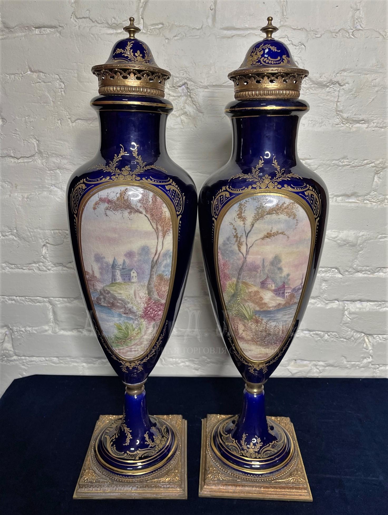 Парные антикварные старинные фарфоровые вазы с галантными сценами Севр